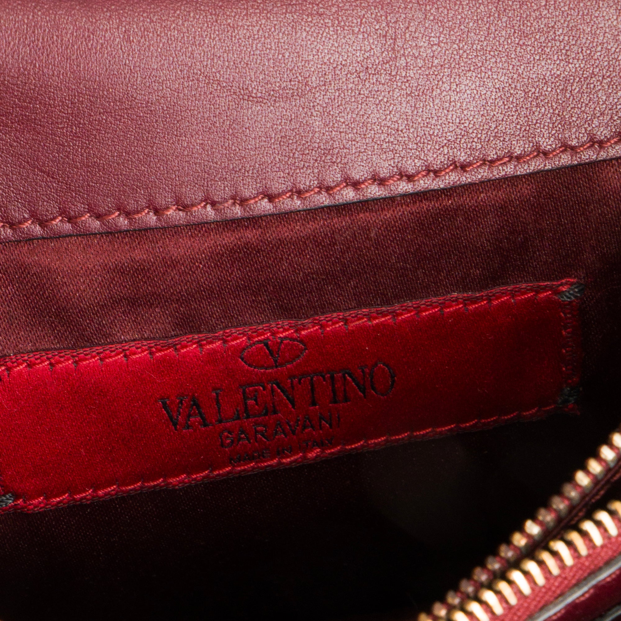 VALENTINO - Sac à bandoulière Rockstud Valentino en cuir lisse bordeaux