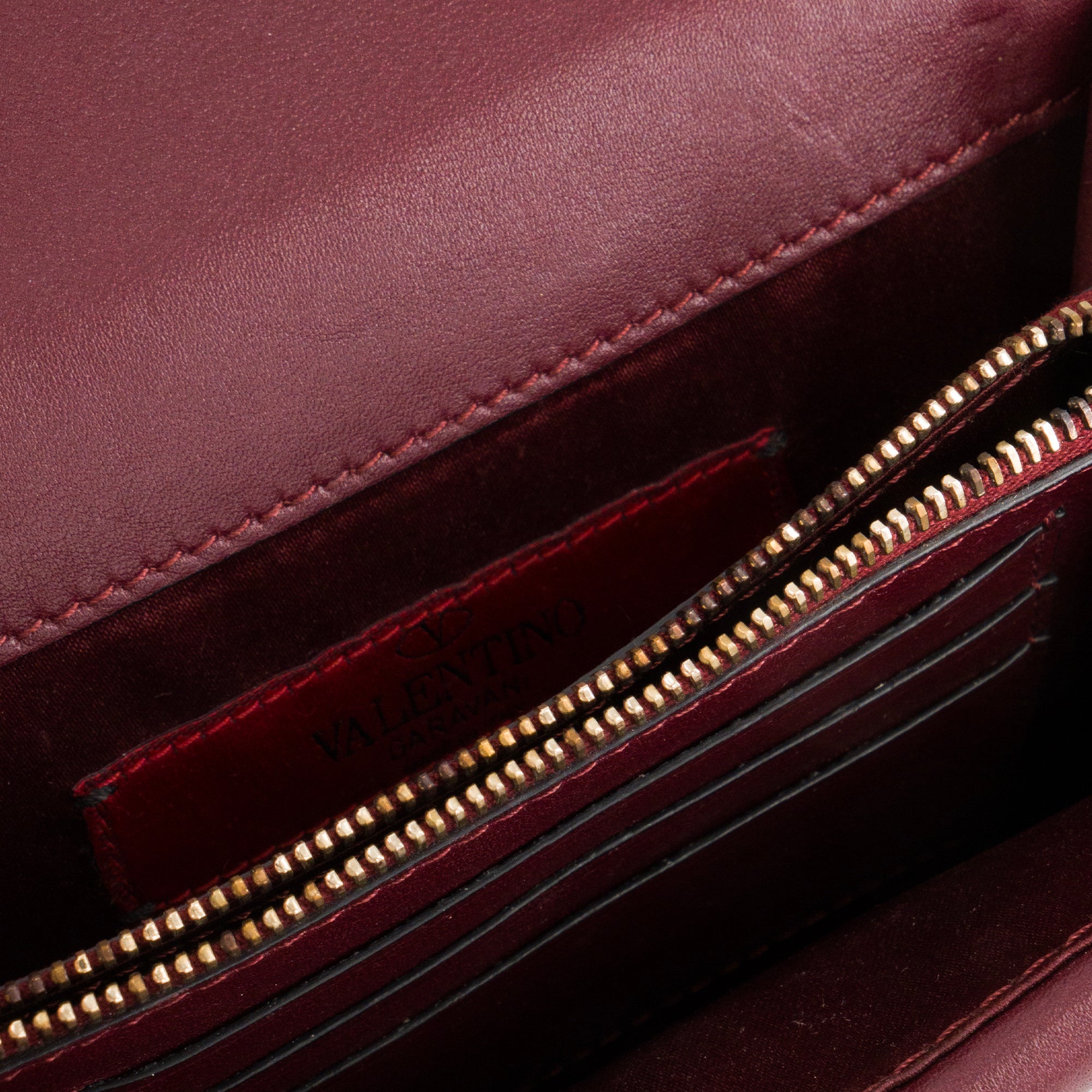 VALENTINO - Sac à bandoulière Rockstud Valentino en cuir lisse bordeaux
