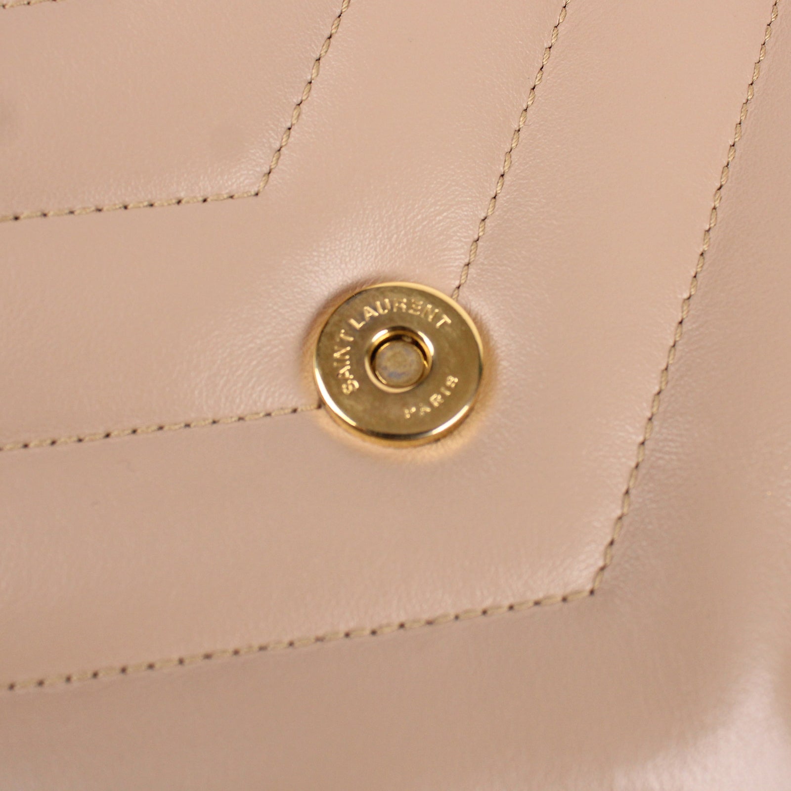 SAINT LAURENT - Loulou small en cuir matelassé beige
