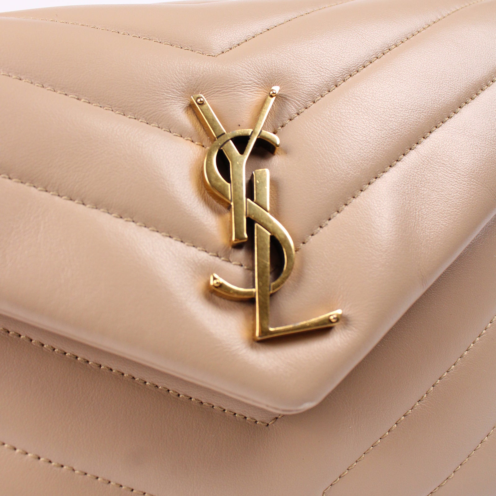 SAINT LAURENT - Loulou small en cuir matelassé beige