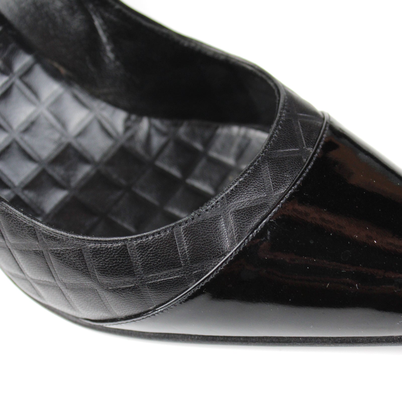 CHANEL - Quilted black leather pumps (T40)