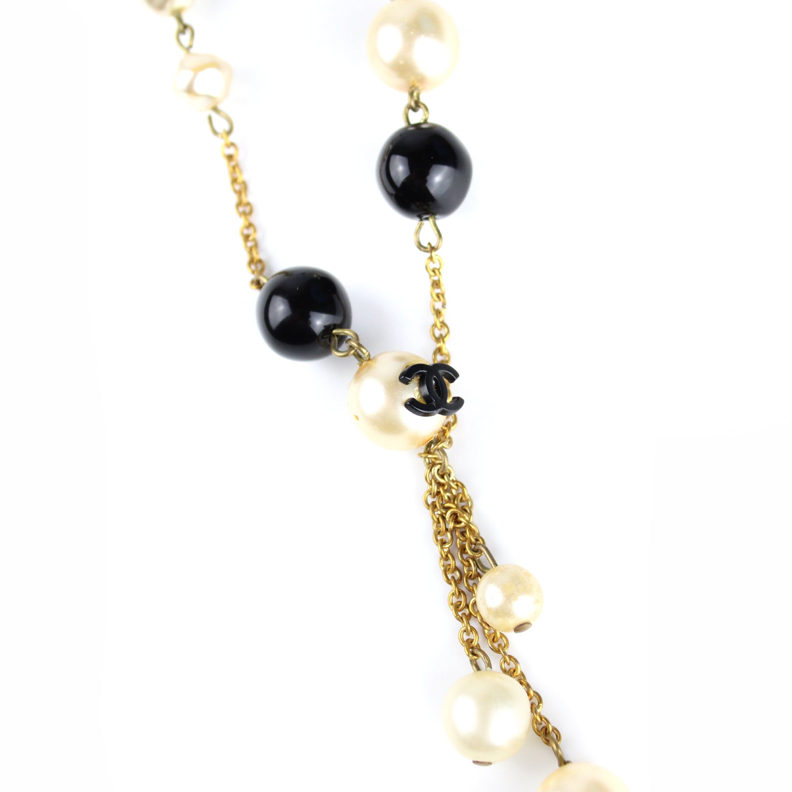 CHANEL - Sautoir court en perles