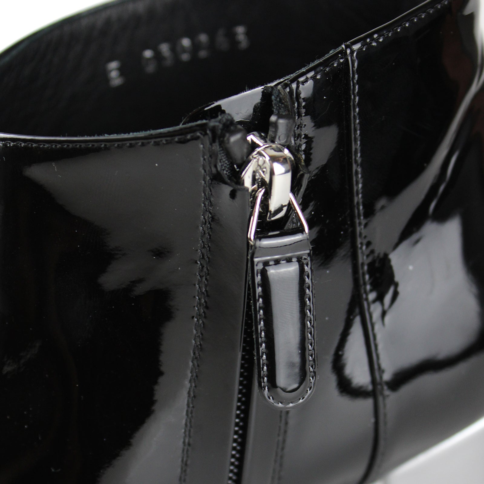 CHANEL - Bottines en cuir verni (T38)