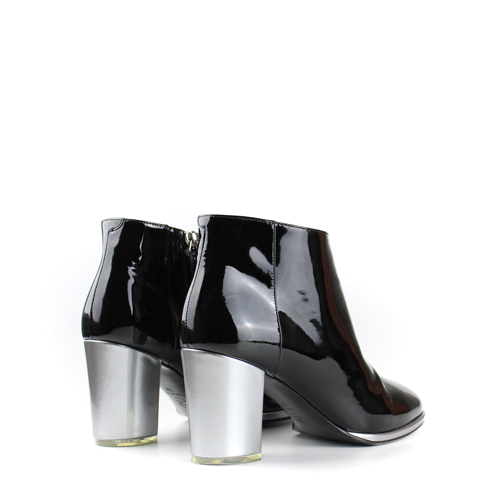 CHANEL - Bottines en cuir verni (T38)