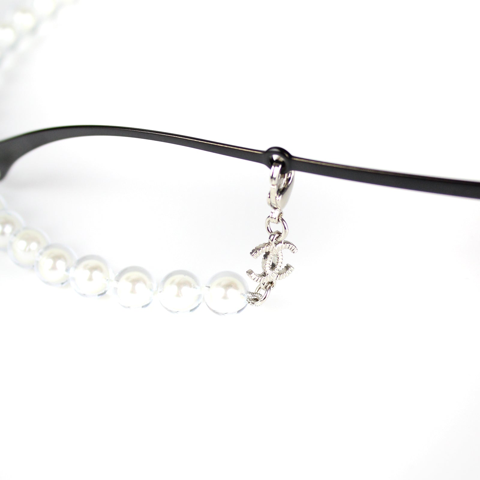 CHANEL - Lunettes de soleil avec chaine en perles