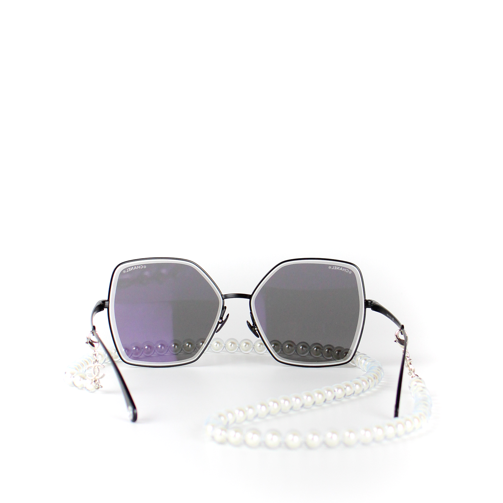 CHANEL - Lunettes de soleil avec chaine en perles