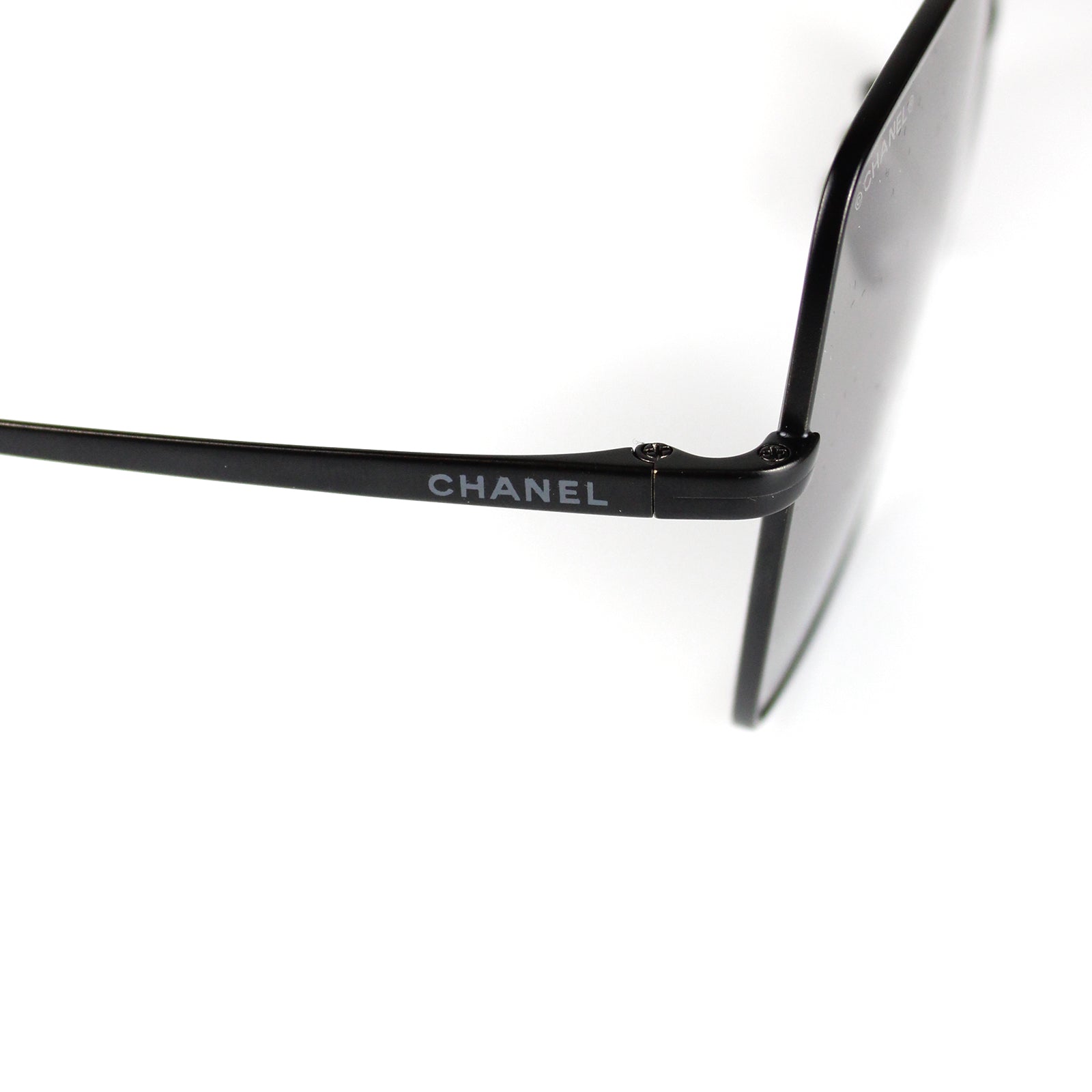 CHANEL - Lunettes de soleil avec chaine en perles