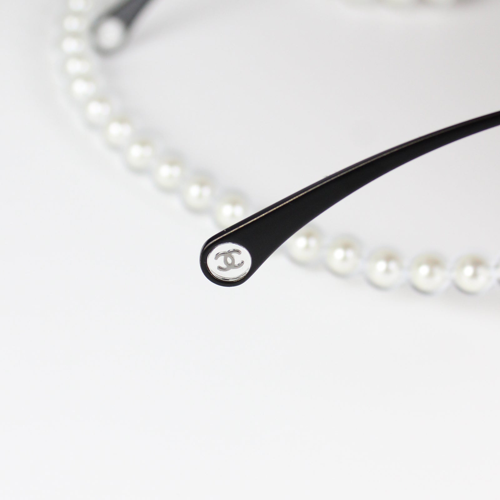 CHANEL - Lunettes de soleil avec chaine en perles