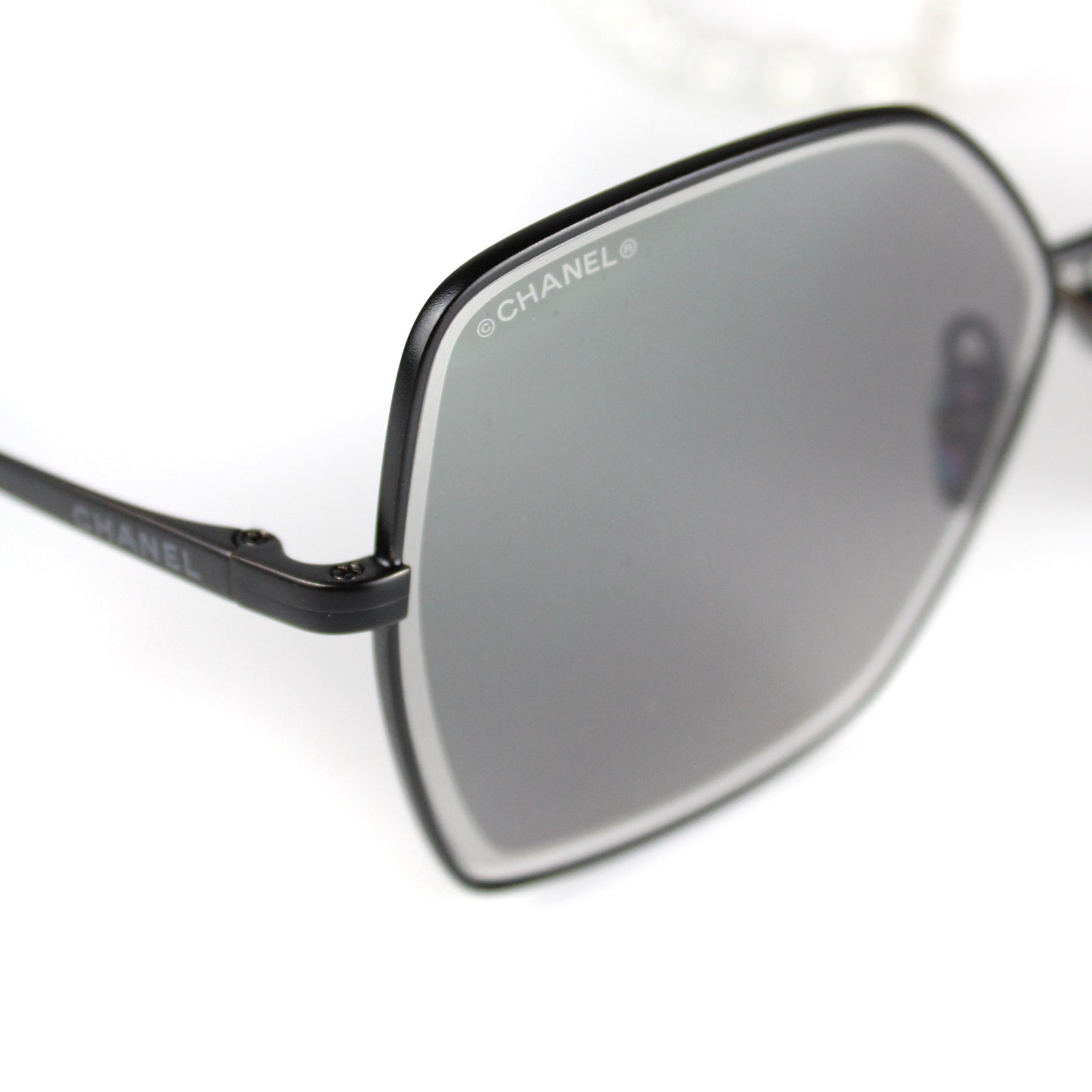 CHANEL - Lunettes de soleil avec chaine en perles