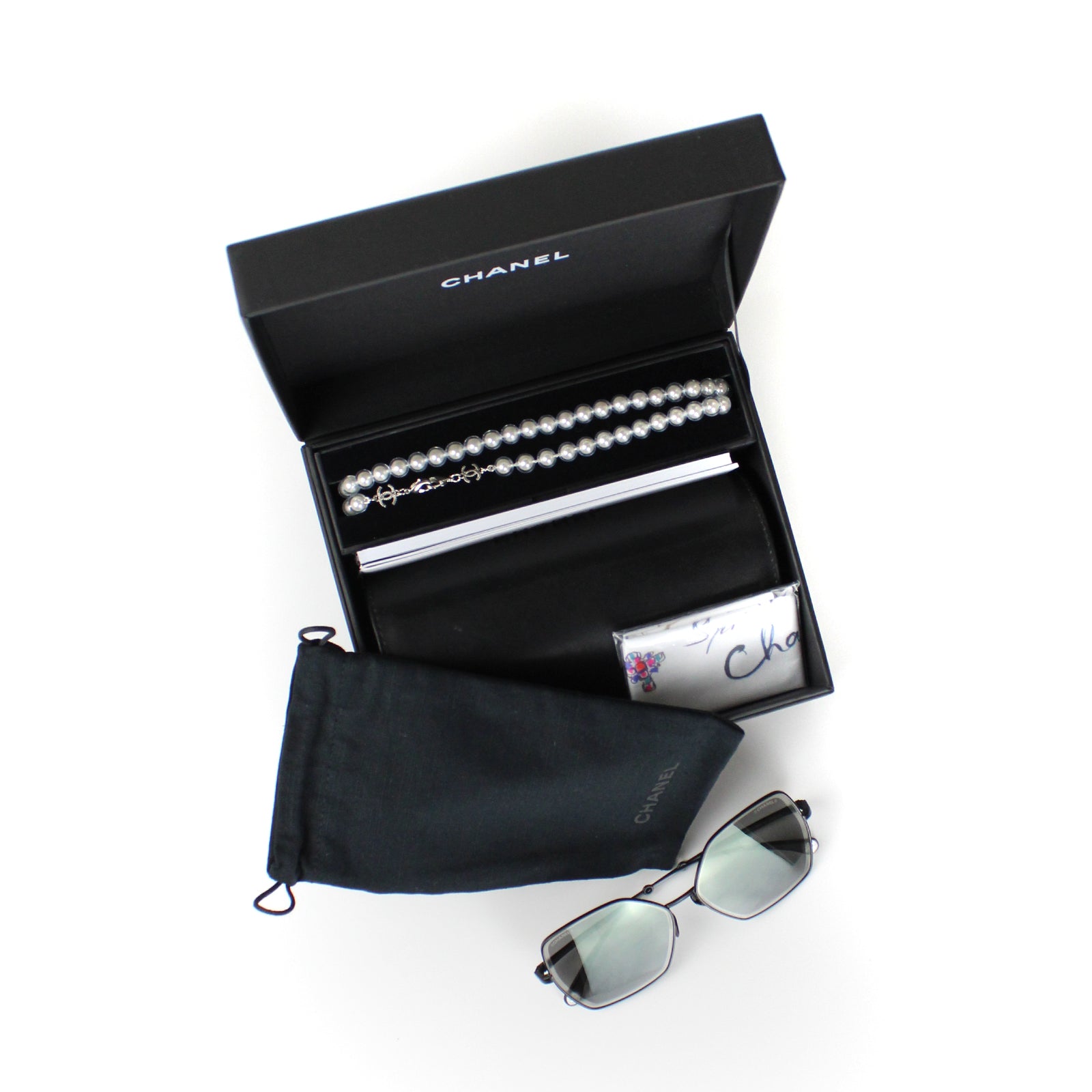 CHANEL - Lunettes de soleil avec chaine en perles