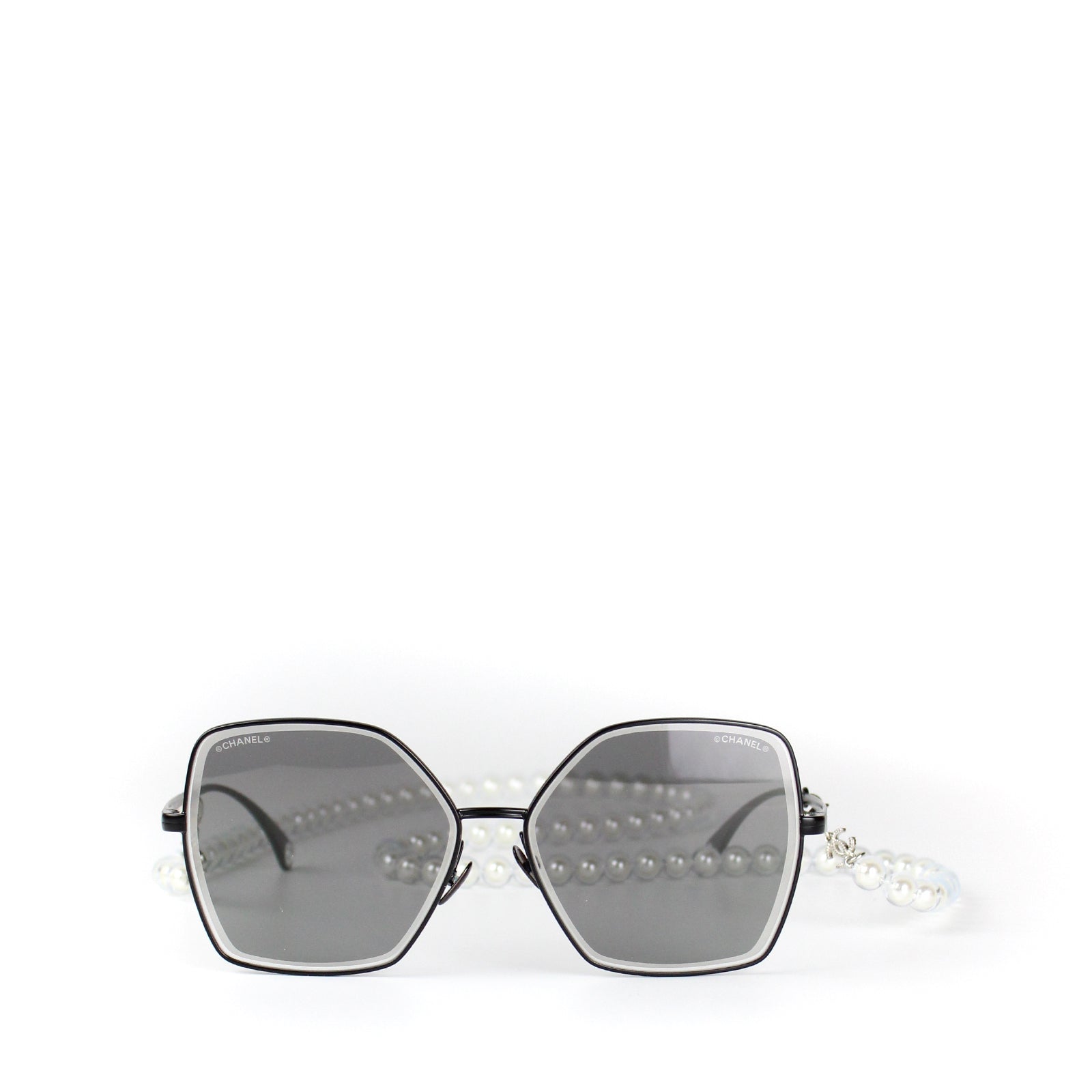 CHANEL - Lunettes de soleil avec chaine en perles