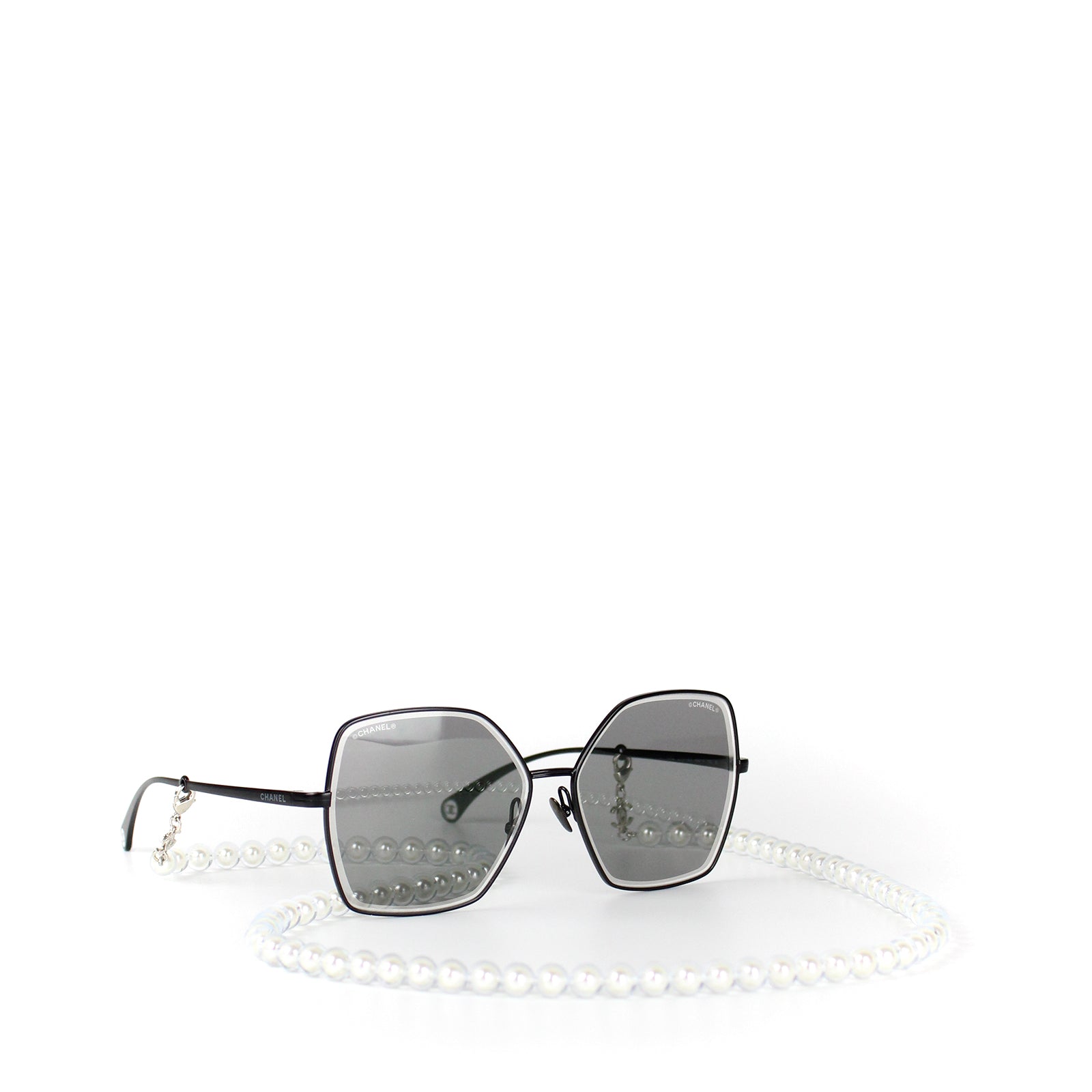 CHANEL - Lunettes de soleil avec chaine en perles