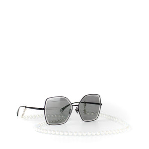 CHANEL - Lunettes de soleil avec chaine en perles