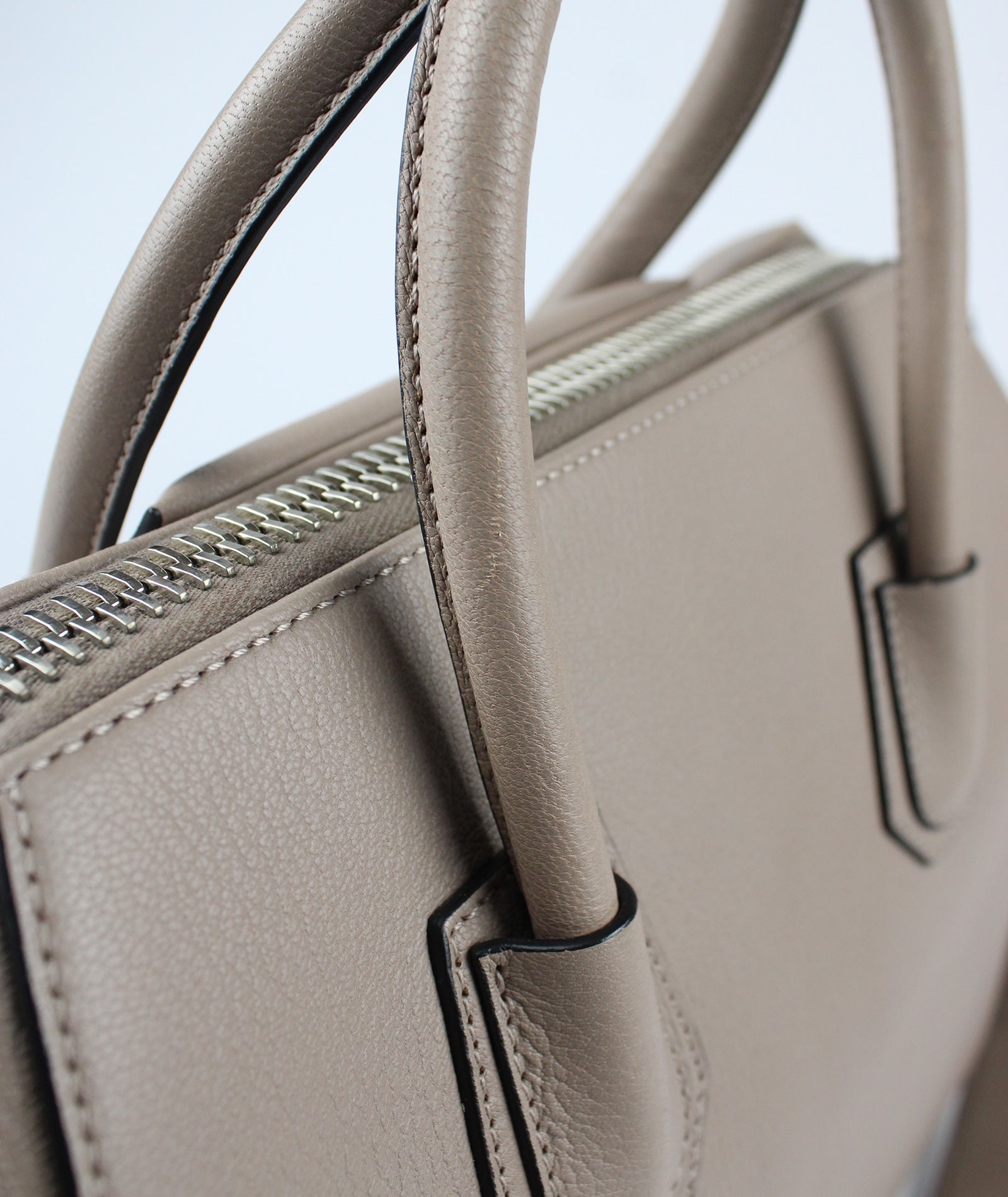 GIVENCHY Antigona