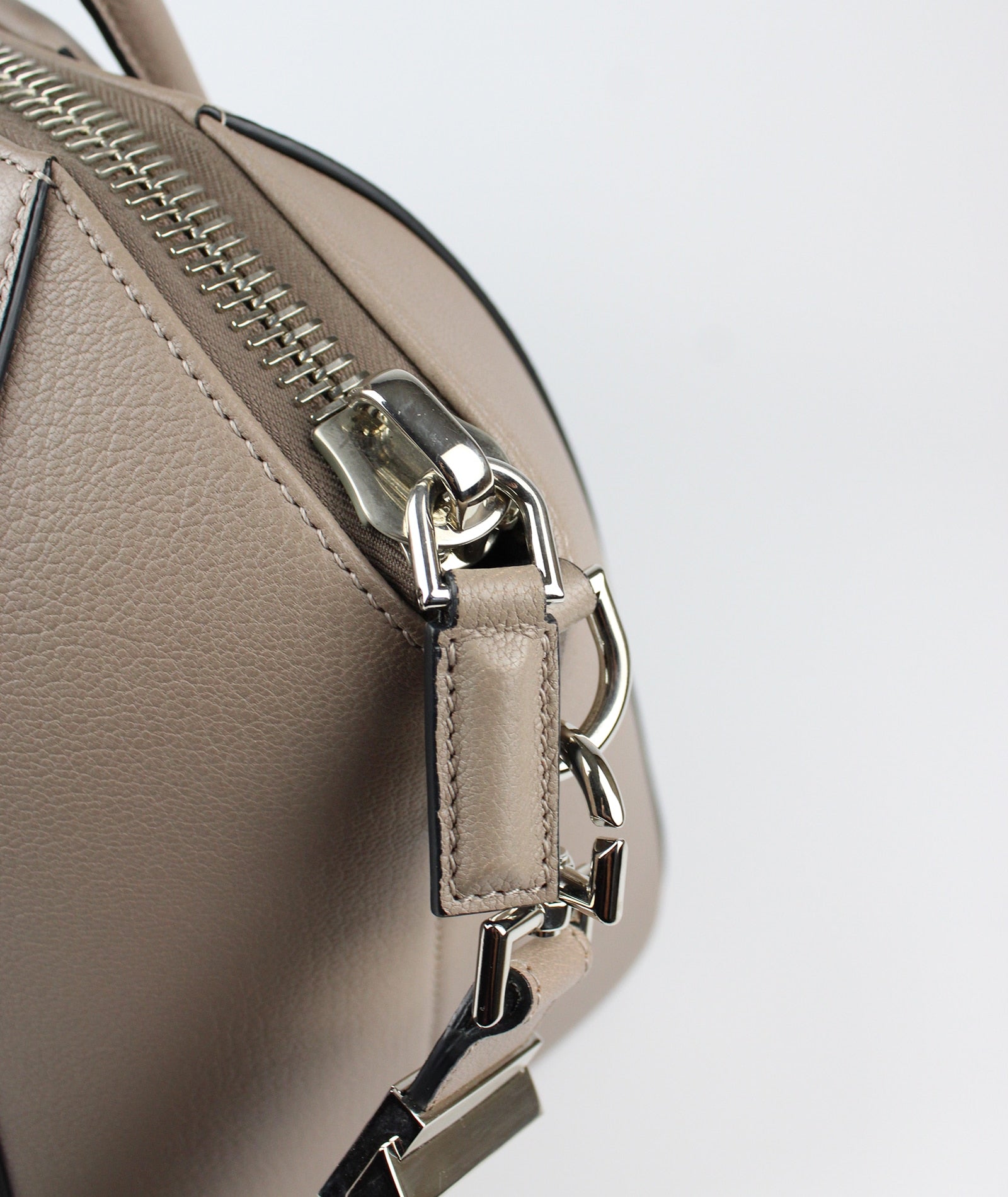 GIVENCHY Antigona