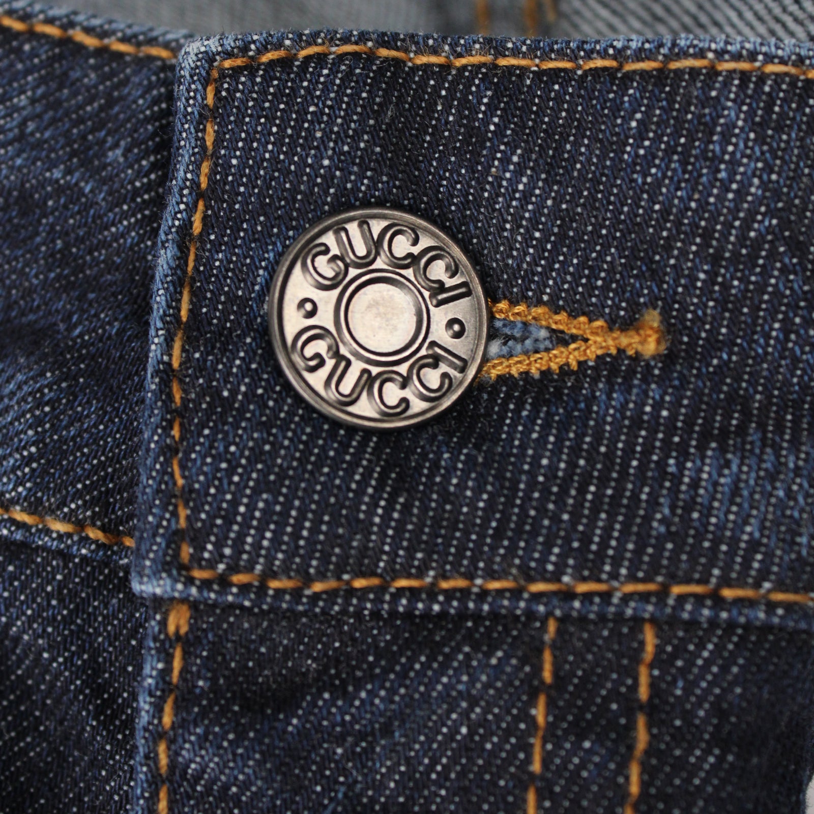 GUCCI - Jeans with chain (T38)