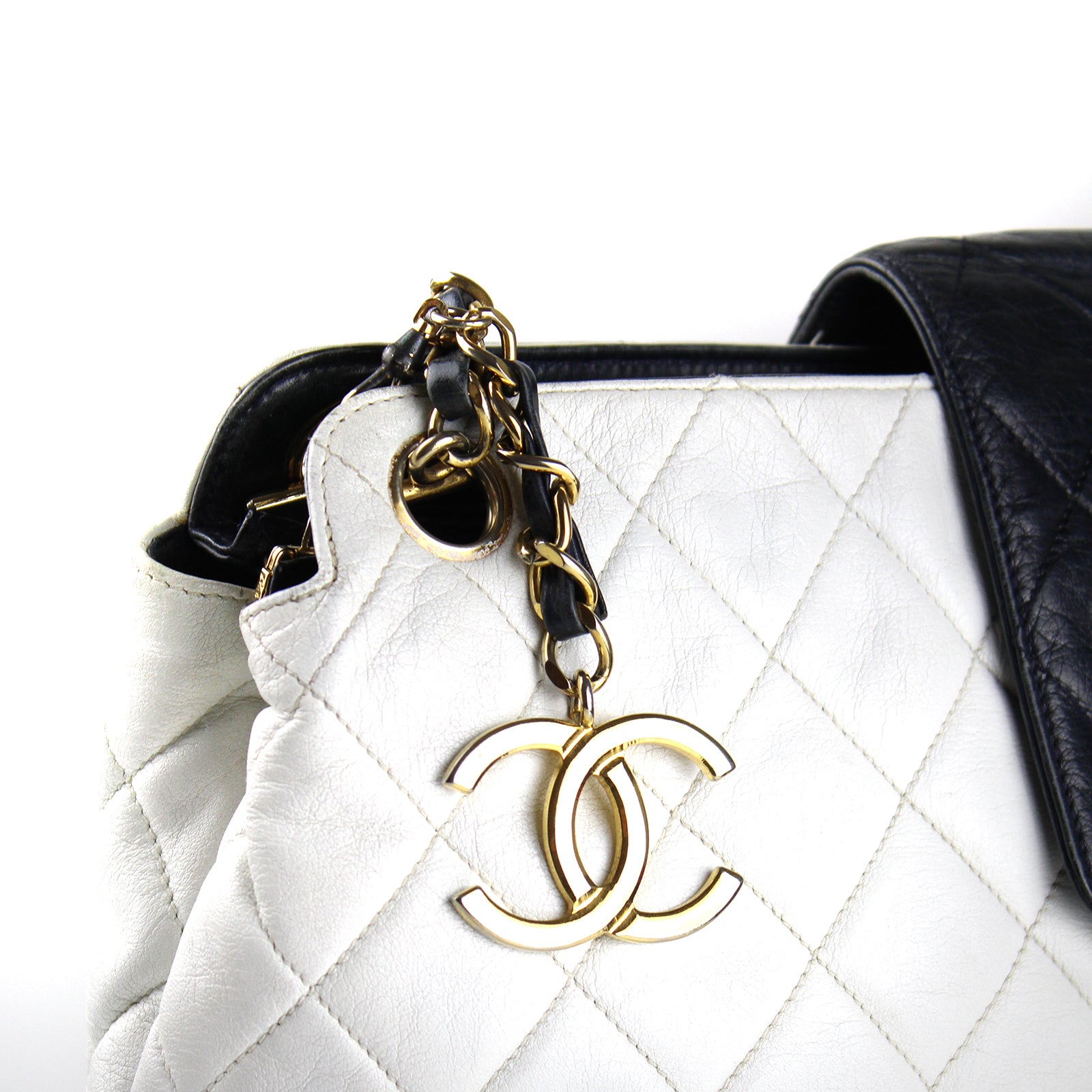 CHANEL - Sac cabas vintage avec breloque Chanel