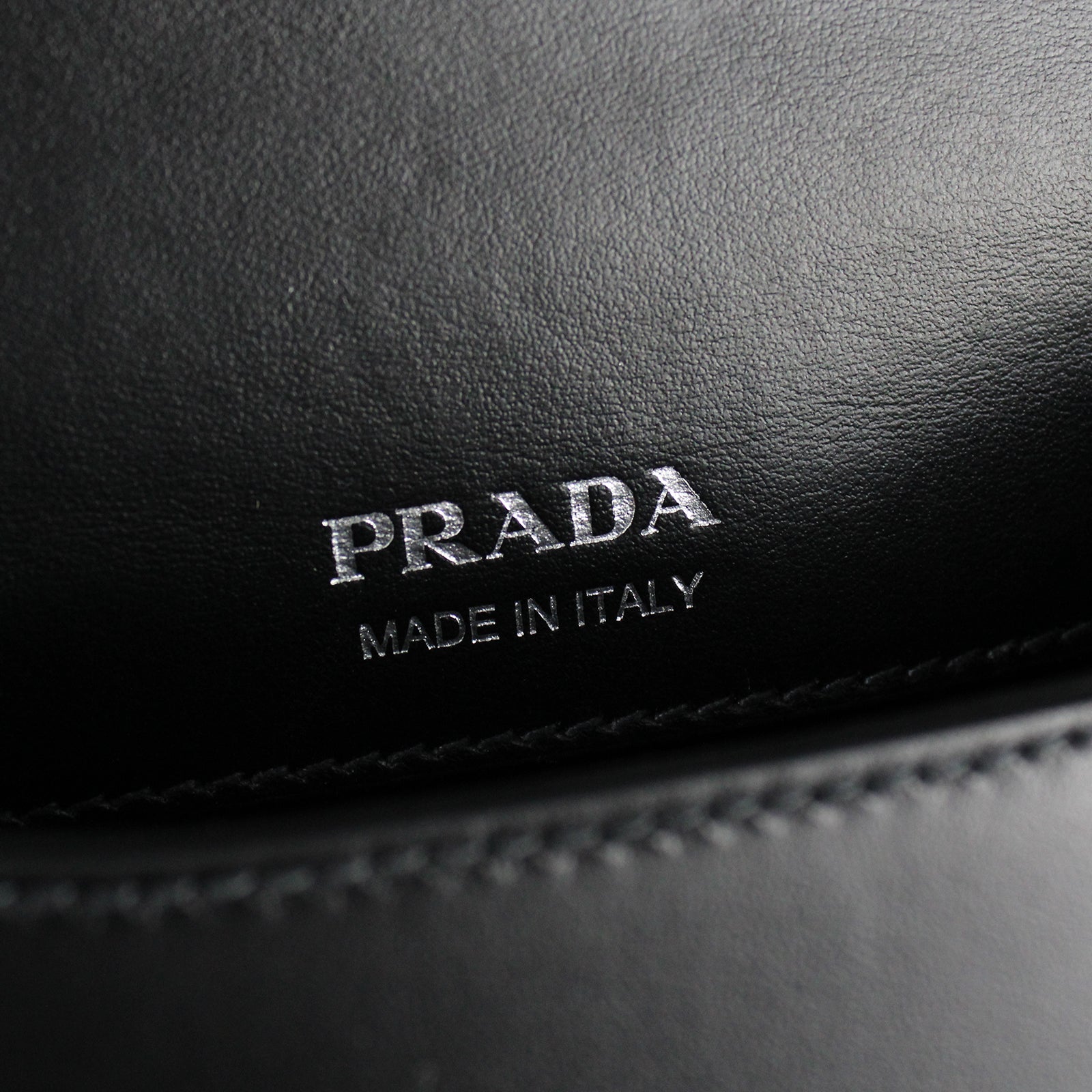 PRADA - Sac à bandoulière en cuir Saffiano