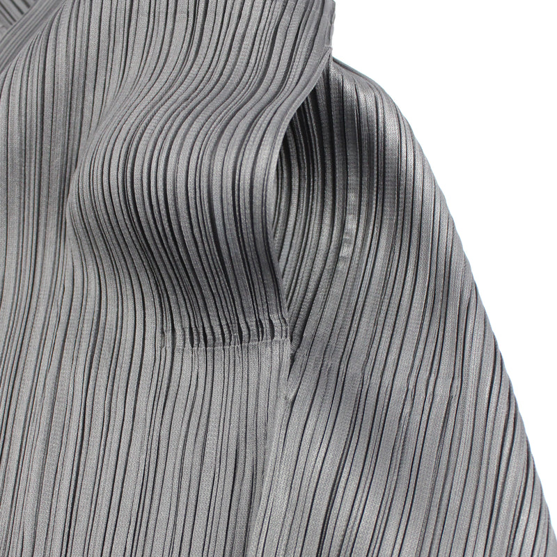 Cardigan long en tissu technique plissé